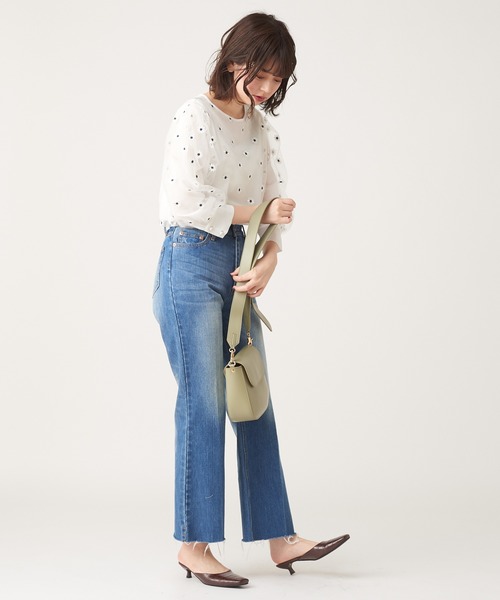 natural couture(ナチュラルクチュール)の「マーガレット刺繍ブラウス(シャツ/ブラウス・レディース・ホワイト/ブラック/ベージュ・FREE)」の4枚目の写真