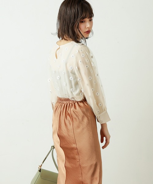 natural couture(ナチュラルクチュール)の「マーガレット刺繍ブラウス(シャツ/ブラウス・レディース・ホワイト/ブラック/ベージュ・FREE)」の5枚目の写真
