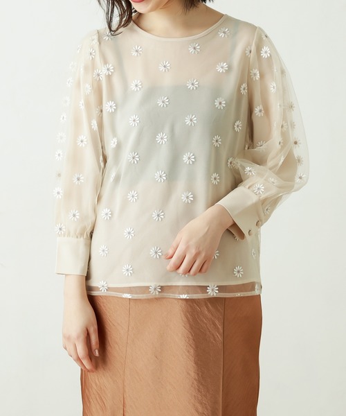 natural couture(ナチュラルクチュール)の「マーガレット刺繍ブラウス(シャツ/ブラウス・レディース・ホワイト/ブラック/ベージュ・FREE)」の15枚目の写真