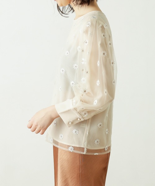 natural couture(ナチュラルクチュール)の「マーガレット刺繍ブラウス(シャツ/ブラウス・レディース・ホワイト/ブラック/ベージュ・FREE)」の13枚目の写真