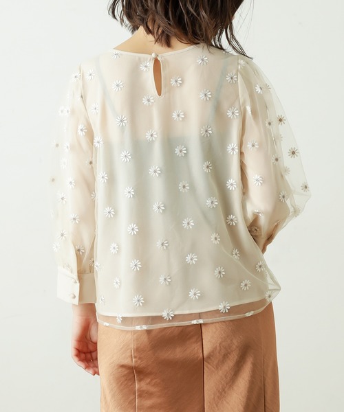natural couture(ナチュラルクチュール)の「マーガレット刺繍ブラウス(シャツ/ブラウス・レディース・ホワイト/ブラック/ベージュ・FREE)」の8枚目の写真
