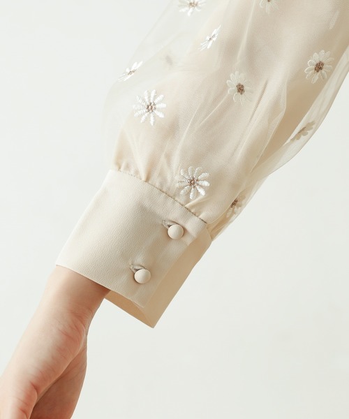 natural couture(ナチュラルクチュール)の「マーガレット刺繍ブラウス(シャツ/ブラウス・レディース・ホワイト/ブラック/ベージュ・FREE)」の11枚目の写真