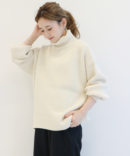 AMERICAN HOLIC（アメリカンホリック）の「片畔ハイネックボリュームニットプルオーバー（ニット/セーター・レディース・アイボリー/グレー/ライトベージュ/ブルー/ブラック・FREE）」の7枚目の写真