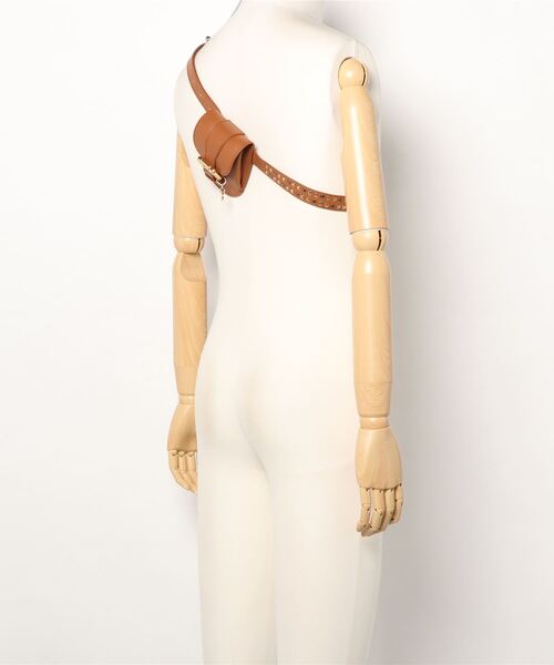 SEE BY CHLOE（シーバイクロエ）の「LESLY / スモールスタッズ付き　ベルトバッグ　BELT BAG（ボディバッグ/ウエストポーチ・レディース・ブラウン・FREE）」の4枚目の写真