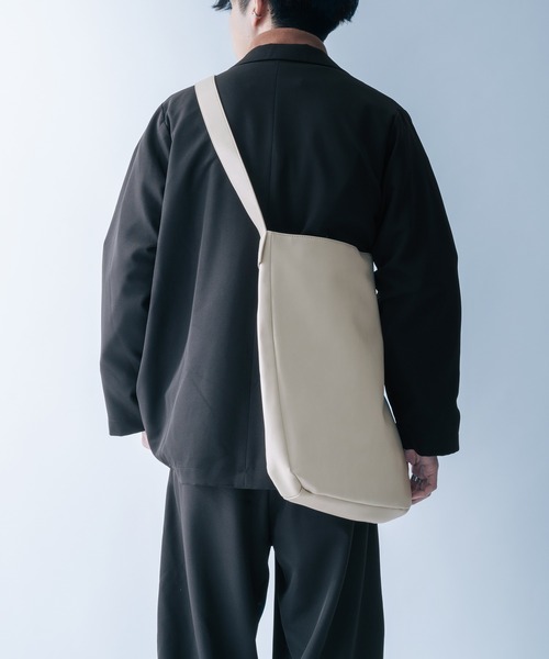 epnok（エプノック）の「BIGショルダーバッグ（ショルダーバッグ・メンズ・ブラック/グレイッシュベージュ/ダークブラウン・FREE）」の5枚目の写真