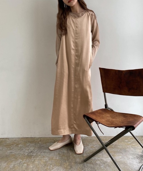 Amiur(エミレ)の「glossy satin ops(ワンピース・レディース・ライトグレー/ライトベージュ・FREE)」の7枚目の写真