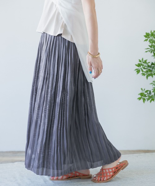 ITEMS URBANRESEARCH（アイテムズ アーバンリサーチ）の「リバーシブルシャイニースカート（スカート・レディース・ベージュ/グレー/ラベンダー・FREE）」の2枚目の写真