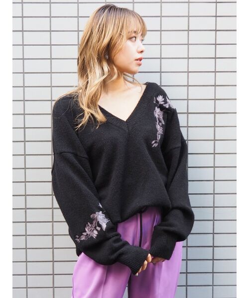 EVRIS（エヴリス）の「Flower Embroidery ニット（ニット/セーター・レディース・オレンジ/ブラック/カーキ・FREE）」の2枚目の写真