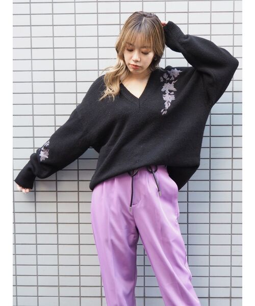 EVRIS（エヴリス）の「Flower Embroidery ニット（ニット/セーター・レディース・オレンジ/ブラック/カーキ・FREE）」の4枚目の写真