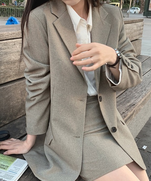 DAY CLOSET（デイ クローゼット）の「レディース おとなっぽジャケット+台形スカートセットアップ 上下2点セット（セットアップ・レディース・ダークグレー/グレイッシュベージュ・S/M/L/XL）」の4枚目の写真