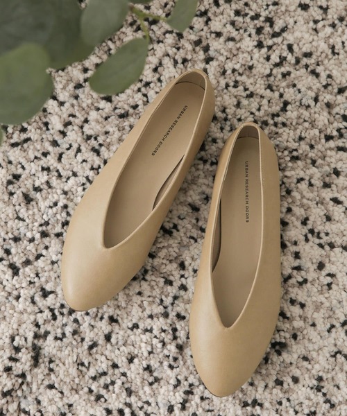 URBAN RESEARCH DOORS（アーバンリサーチドアーズ）の「『39サイズ/WEB限定』Vカットパンプス（パンプス・レディース・ブラック/ベージュ/オフホワイト・38/39/35/36/37）」の3枚目の写真