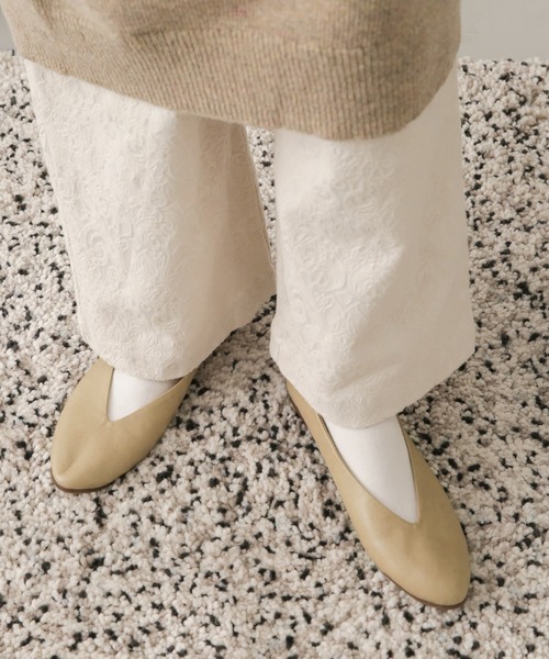 URBAN RESEARCH DOORS（アーバンリサーチドアーズ）の「『39サイズ/WEB限定』Vカットパンプス（パンプス・レディース・ブラック/ベージュ/オフホワイト・38/39/35/36/37）」の5枚目の写真