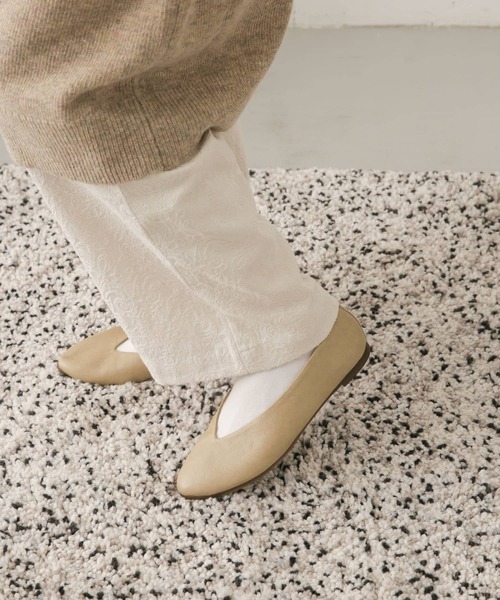 URBAN RESEARCH DOORS（アーバンリサーチドアーズ）の「『39サイズ/WEB限定』Vカットパンプス（パンプス・レディース・ブラック/ベージュ/オフホワイト・38/39/35/36/37）」の7枚目の写真