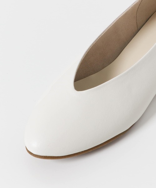 URBAN RESEARCH DOORS（アーバンリサーチドアーズ）の「『39サイズ/WEB限定』Vカットパンプス（パンプス・レディース・ブラック/ベージュ/オフホワイト・38/39/35/36/37）」の8枚目の写真