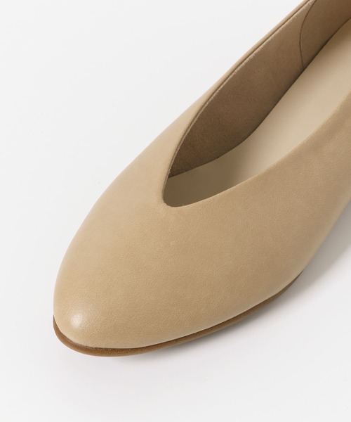 URBAN RESEARCH DOORS（アーバンリサーチドアーズ）の「『39サイズ/WEB限定』Vカットパンプス（パンプス・レディース・ブラック/ベージュ/オフホワイト・38/39/35/36/37）」の11枚目の写真