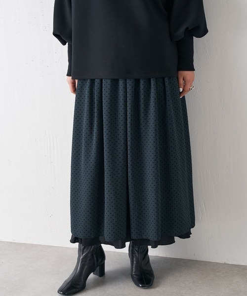 BEARDSLEY(ビアズリー)の「ウエスト総ゴム 裏側は一段ティアード無地 フロッキードットリバーシブルスカート(スカート・レディース・グレイッシュベージュ/ブラック・FREE)」の2枚目の写真