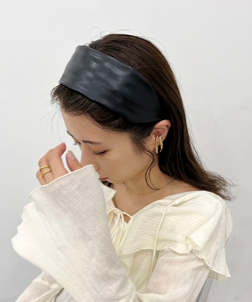 CAPRICIEUX LE'MAGE（カプリシューレマージュ）の「エコレザーワイドカチューシャ（カチューシャ・レディース・ブラック/ブラウン・FREE）」の2枚目の写真