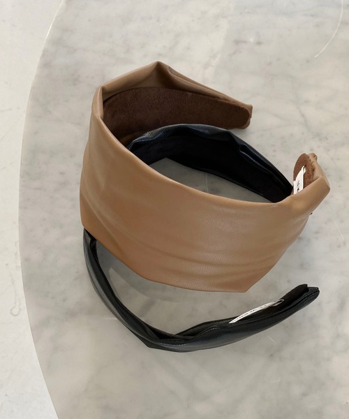 CAPRICIEUX LE'MAGE（カプリシューレマージュ）の「エコレザーワイドカチューシャ（カチューシャ・レディース・ブラック/ブラウン・FREE）」の6枚目の写真