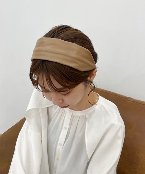 CAPRICIEUX LE'MAGE（カプリシューレマージュ）の「エコレザーワイドカチューシャ（カチューシャ・レディース・ブラック/ブラウン・FREE）」の12枚目の写真