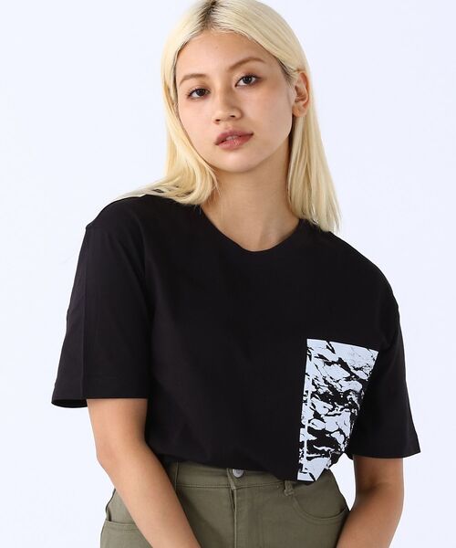 Calvin Klein(カルバン・クライン)の「チェスト フォト プリント Tシャツ(Tシャツ/カットソー・メンズ・ホワイト/ブラック・S/M/L/XL)」の1枚目の写真