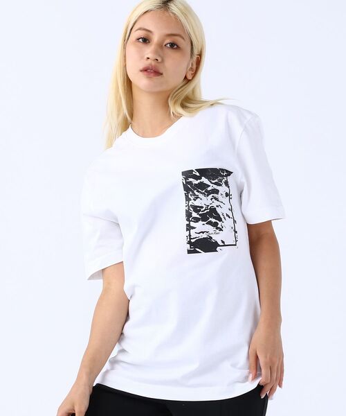 Calvin Klein(カルバン・クライン)の「チェスト フォト プリント Tシャツ(Tシャツ/カットソー・メンズ・ホワイト/ブラック・S/M/L/XL)」の6枚目の写真