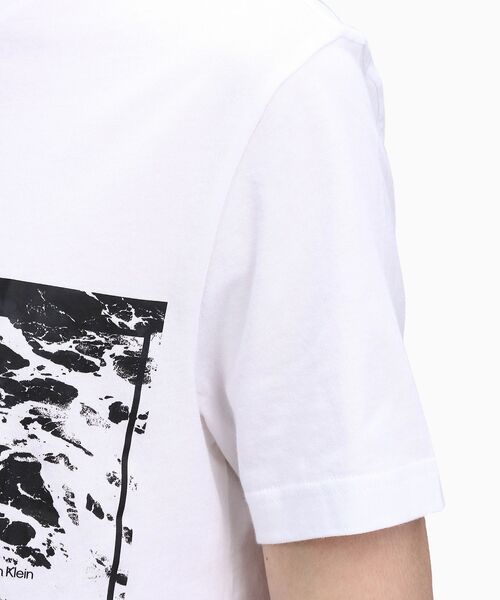 Calvin Klein(カルバン・クライン)の「チェスト フォト プリント Tシャツ(Tシャツ/カットソー・メンズ・ホワイト/ブラック・S/M/L/XL)」の16枚目の写真