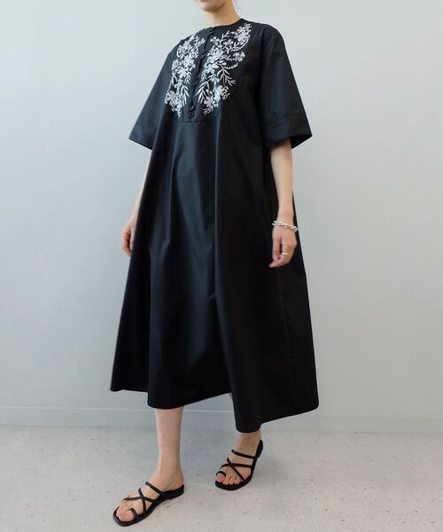 SHIPS(シップス)の「*〈洗濯機可能〉配色刺繍ワンピース◆(ワンピース・レディース・ブラック/オフホワイト/ブルー・SMALL/MEDIUM)」の3枚目の写真