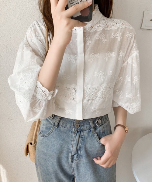 Diosfront（ディオスフロント）の「カットワーク刺繍プチハイネックボリュウーム袖ブラウス（シャツ/ブラウス・レディース・ホワイト/ブラック・M/L）」の3枚目の写真