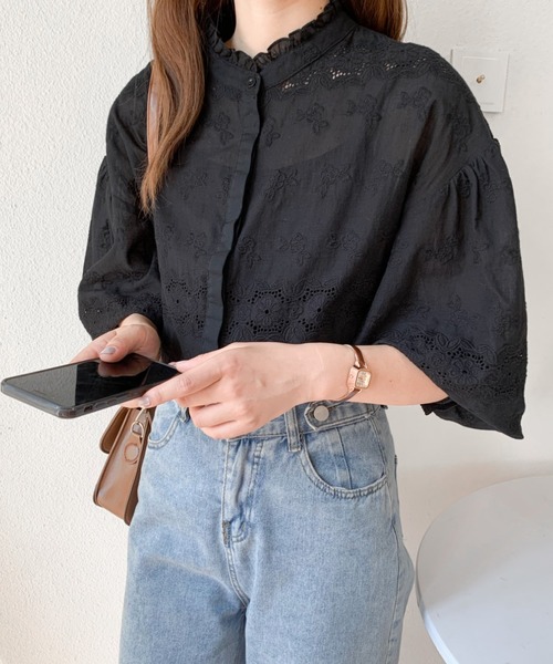 Diosfront（ディオスフロント）の「カットワーク刺繍プチハイネックボリュウーム袖ブラウス（シャツ/ブラウス・レディース・ホワイト/ブラック・M/L）」の4枚目の写真