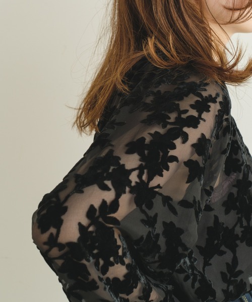 Kastane（カスタネ）の「【2022AWアイテム】ベロアオパールブラウス（シャツ/ブラウス・レディース・ブラック/ベージュ・FREE）」の2枚目の写真