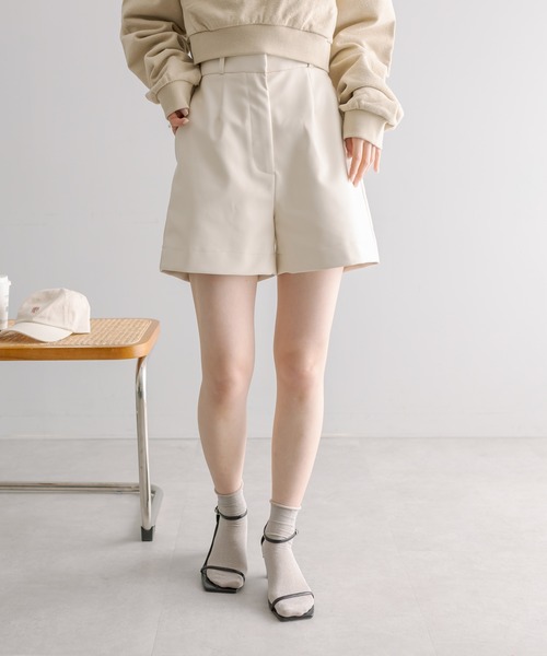 mystic(ミスティック)の「【2サイズ展開!】フェイクレザーショートパンツ(その他パンツ・レディース・ブラック/アイボリー・1/2)」の2枚目の写真