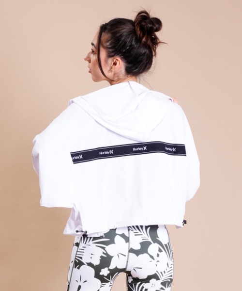 Hurley （ハーレー）の「Hurley/ハーレー  水陸両用/ショート丈ロゴラッシュガード/ラッシュパーカー/セットアップ対応/ジャガードバンドドルマンフーディー WFF2320034（ラッシュガード・レディース・ホワイト/カーキ/ブラック/グレイッシュブルー/パープル/グレイッシュベージュ/ダークグリーン・S/M）」の12枚目の写真