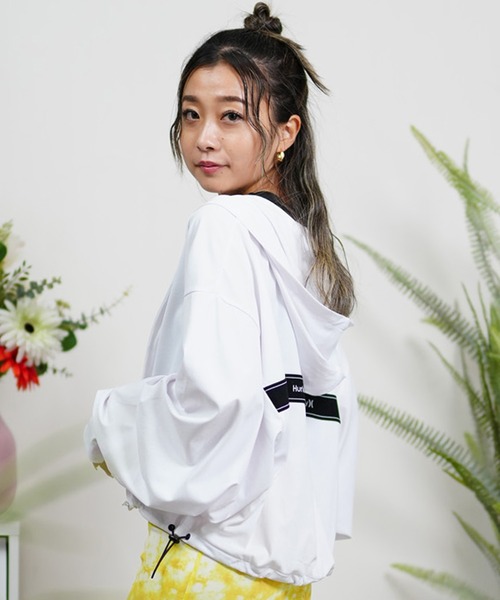 Hurley （ハーレー）の「Hurley/ハーレー  水陸両用/ショート丈ロゴラッシュガード/ラッシュパーカー/セットアップ対応/ジャガードバンドドルマンフーディー WFF2320034（ラッシュガード・レディース・ホワイト/カーキ/ブラック/グレイッシュブルー/パープル/グレイッシュベージュ/ダークグリーン・S/M）」の20枚目の写真