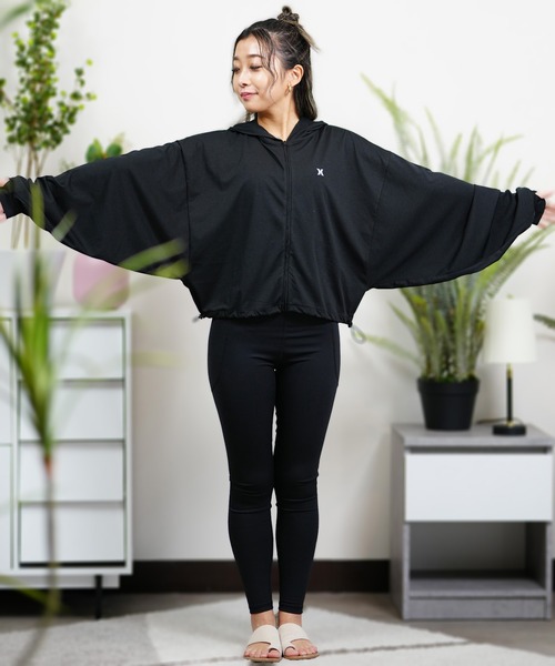 Hurley （ハーレー）の「Hurley/ハーレー  水陸両用/ショート丈ロゴラッシュガード/ラッシュパーカー/セットアップ対応/ジャガードバンドドルマンフーディー WFF2320034（ラッシュガード・レディース・ホワイト/カーキ/ブラック/グレイッシュブルー/パープル/グレイッシュベージュ/ダークグリーン・S/M）」の17枚目の写真