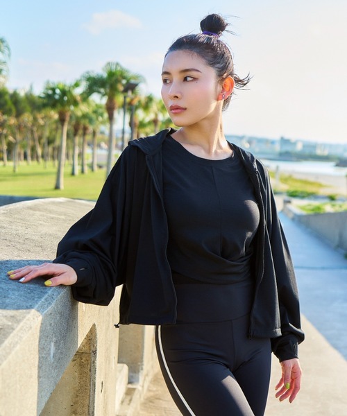 Hurley （ハーレー）の「Hurley/ハーレー  水陸両用/ショート丈ロゴラッシュガード/ラッシュパーカー/セットアップ対応/ジャガードバンドドルマンフーディー WFF2320034（ラッシュガード・レディース・ホワイト/カーキ/ブラック/グレイッシュブルー/パープル/グレイッシュベージュ/ダークグリーン・S/M）」の22枚目の写真