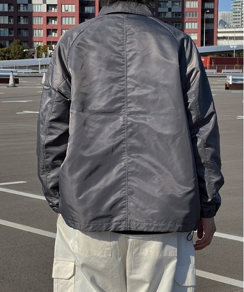 kutir(クティール)の「サークルロゴナイロンコーチジャケット(ブルゾン・メンズ・グレー/カーキ/ブラック・MEDIUM/LARGE)」の13枚目の写真