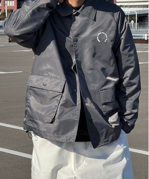 kutir(クティール)の「サークルロゴナイロンコーチジャケット(ブルゾン・メンズ・グレー/カーキ/ブラック・MEDIUM/LARGE)」の11枚目の写真
