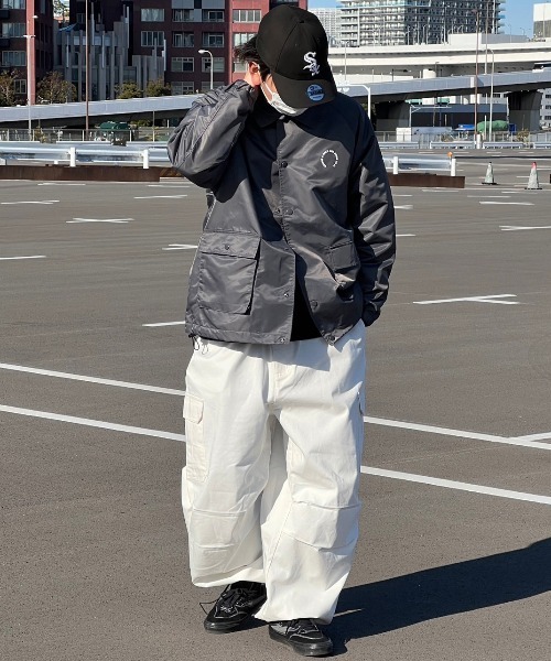 kutir(クティール)の「サークルロゴナイロンコーチジャケット(ブルゾン・メンズ・グレー/カーキ/ブラック・MEDIUM/LARGE)」の14枚目の写真