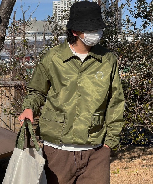 kutir(クティール)の「サークルロゴナイロンコーチジャケット(ブルゾン・メンズ・グレー/カーキ/ブラック・MEDIUM/LARGE)」の19枚目の写真