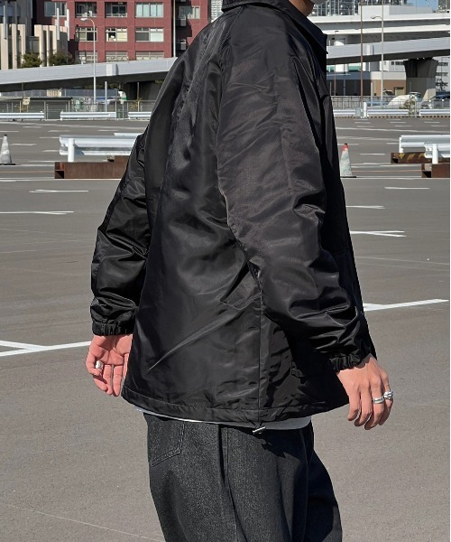 kutir(クティール)の「サークルロゴナイロンコーチジャケット(ブルゾン・メンズ・グレー/カーキ/ブラック・MEDIUM/LARGE)」の5枚目の写真