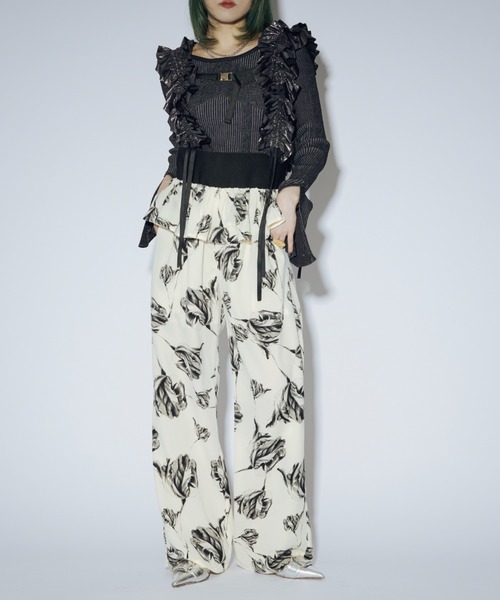 Ezick(エジック)の「Scattered flowers ペプラムストレートパンツ(その他パンツ・レディース・ブラック/ホワイト・FREE)」の2枚目の写真