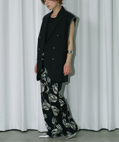 Ezick(エジック)の「Scattered flowers ペプラムストレートパンツ(その他パンツ・レディース・ブラック/ホワイト・FREE)」の4枚目の写真