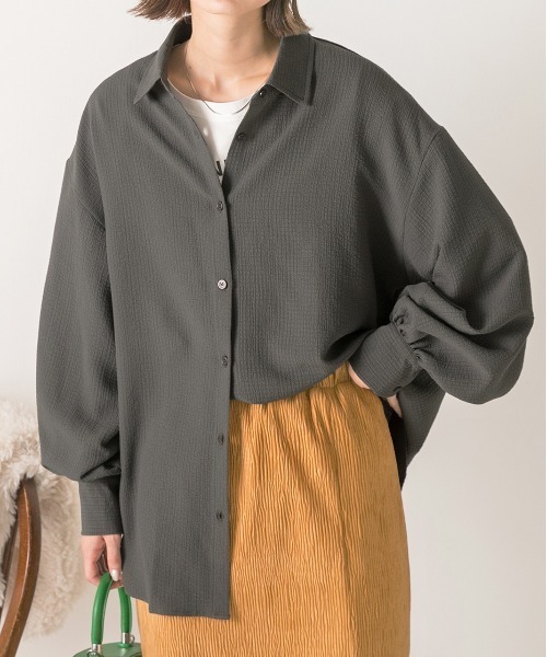 ad thie（アドティエ）の「リップル生地 オーバーサイズシャツ（シャツ/ブラウス・レディース・チャコール/アイボリー・MEDIUM/LARGE）」の2枚目の写真
