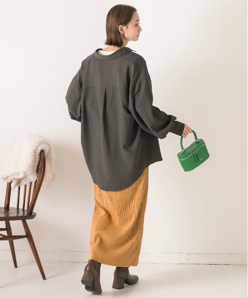 ad thie（アドティエ）の「リップル生地 オーバーサイズシャツ（シャツ/ブラウス・レディース・チャコール/アイボリー・MEDIUM/LARGE）」の4枚目の写真