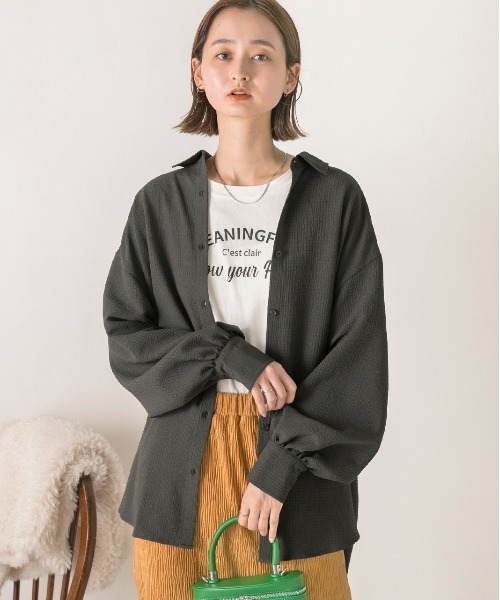 ad thie（アドティエ）の「リップル生地 オーバーサイズシャツ（シャツ/ブラウス・レディース・チャコール/アイボリー・MEDIUM/LARGE）」の5枚目の写真