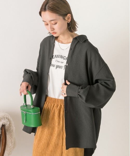 ad thie（アドティエ）の「リップル生地 オーバーサイズシャツ（シャツ/ブラウス・レディース・チャコール/アイボリー・MEDIUM/LARGE）」の6枚目の写真