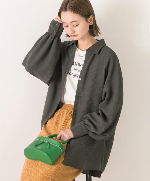 ad thie（アドティエ）の「リップル生地 オーバーサイズシャツ（シャツ/ブラウス・レディース・チャコール/アイボリー・MEDIUM/LARGE）」の7枚目の写真