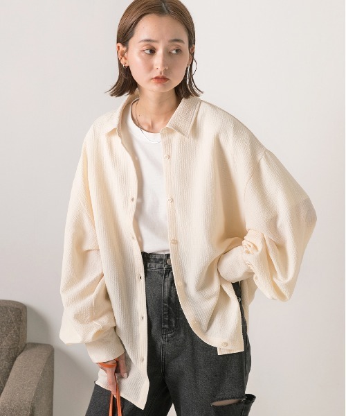 ad thie（アドティエ）の「リップル生地 オーバーサイズシャツ（シャツ/ブラウス・レディース・チャコール/アイボリー・MEDIUM/LARGE）」の11枚目の写真