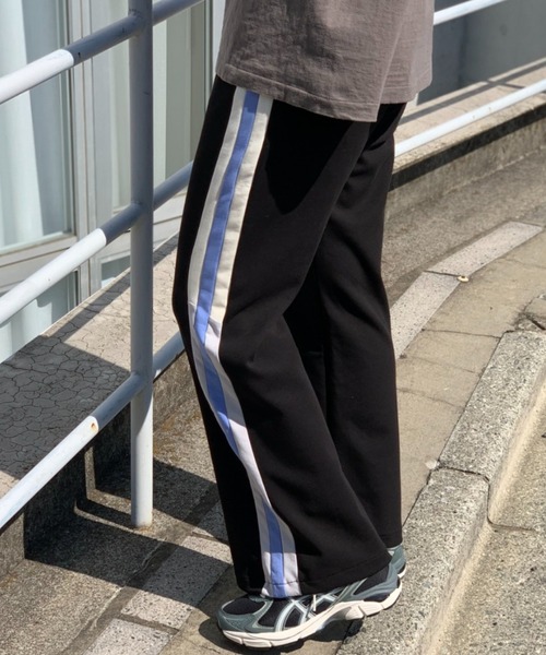 mi via loca(ミヴィアロカ)の「セミフレアラインパンツ(その他パンツ・レディース・アイボリー/ラベンダー/ブラック・FREE)」の1枚目の写真