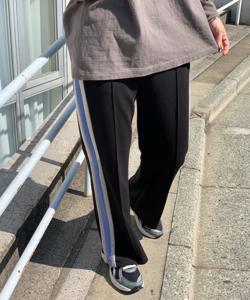 mi via loca(ミヴィアロカ)の「セミフレアラインパンツ(その他パンツ・レディース・アイボリー/ラベンダー/ブラック・FREE)」の5枚目の写真